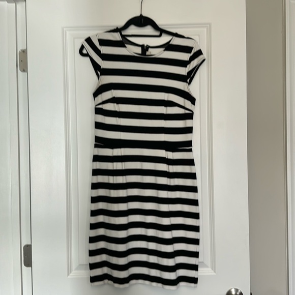 LOFT Dresses & Skirts - Loft Black and White Sheath Dress Size 6